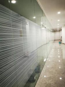 北京现代4S店办公室玻璃隔断安装案例